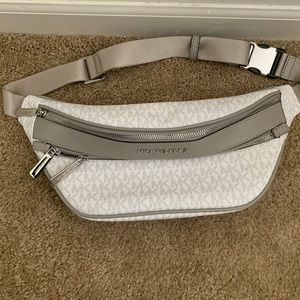 Michael Kors Kenly Medium Waist Fanny Pack